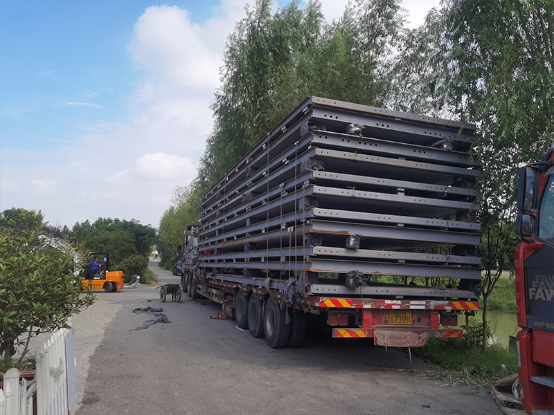 克拉瑪依候車亭第一車發(fā)貨