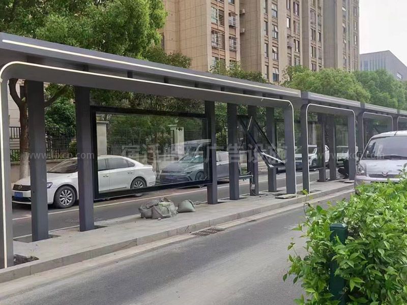 城市公交候車亭廠家現(xiàn)場安裝案例